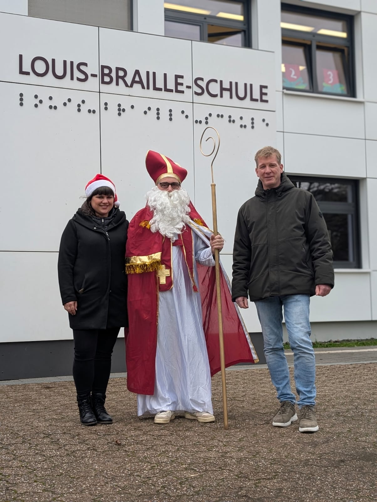 Nikolaus%20mit%20Sven%20G%C3%B6rgen%20und%20Sina%20Zimmer%20vor%20dem%20Schulgeb%C3%A4ude